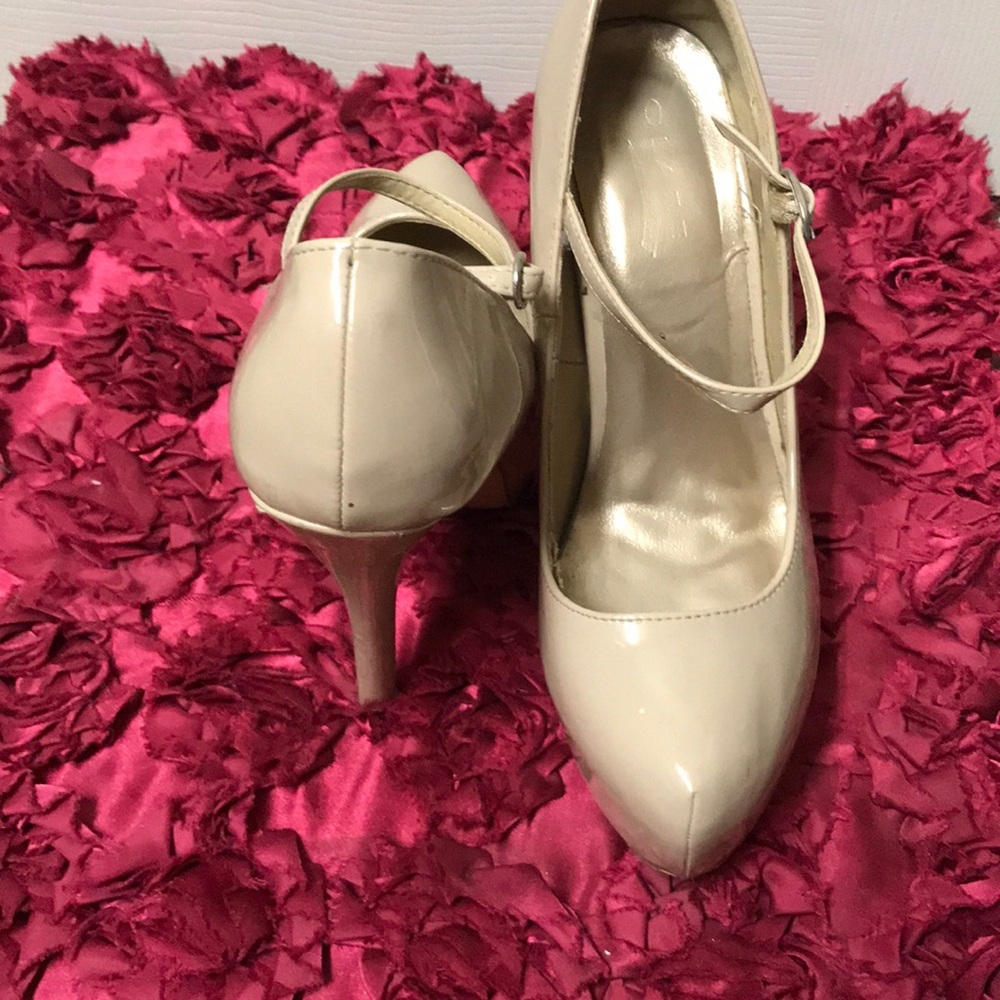 Used shoes - Picture 2 of 2